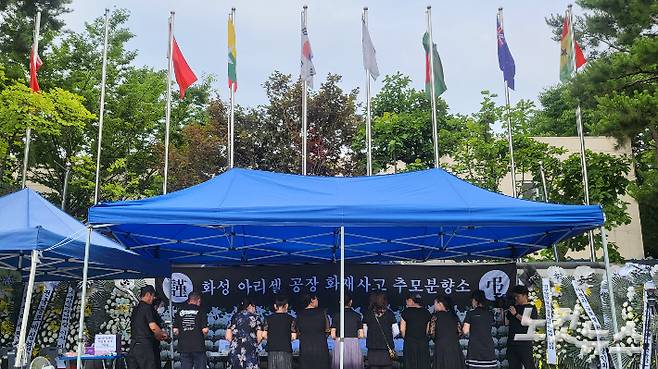 29일 오후 경기 안산시 다문화공원에 마련된 '화성 아리셀 공장 화재 사고 추모분향소'에서 이주민들이 조문을 하고 있다. 한혜인 기자