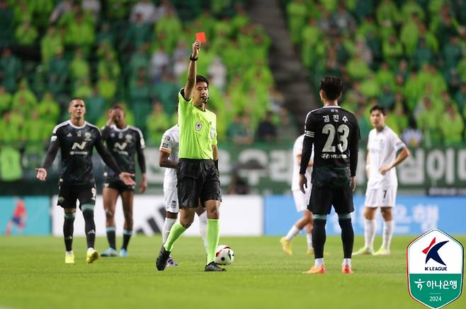 퇴장당하는 전북 현대 김진수. 한국프로축구연맹 제공