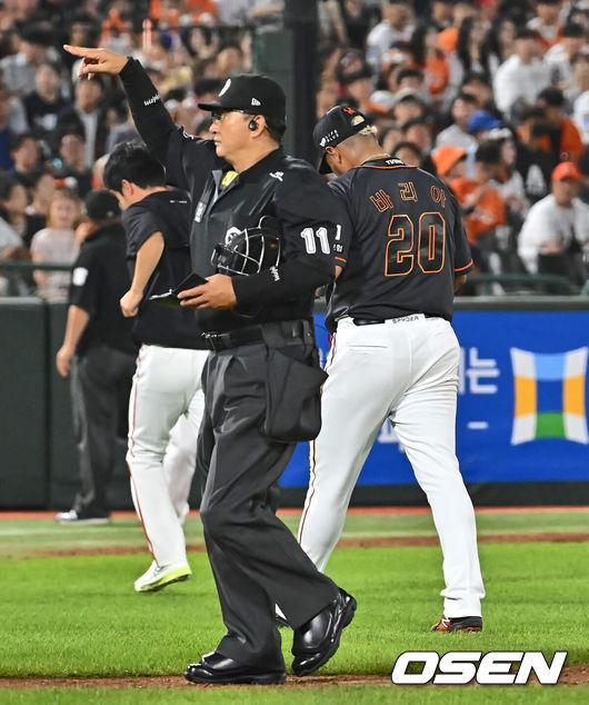 [OSEN=부산, 이석우 기자] 28일 부산 사직야구장에서 2024 신한 SOL 뱅크 KBO 리그 롯데 자이언츠와 한화 이글스의 경기가 열렸다. 홈팀 롯데는 윌커슨이 선발 출전하고 한화는 바리아가 선발 출전했다.한화 이글스 바리아가 5회말 교체되고 있다. 2024.06.28 / foto0307@osen.co.kr