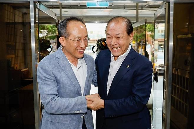 황우여 국민의힘 비상대책위원장(오른쪽)이 지난 28일 오후 서울 마포구의 한 식당에서 같은 당 추경호 원내대표를 만나 포옹하고 있다. 뉴스1