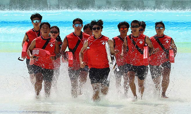 물속을 달리며 체력 훈련 중인 수상안전요원들. 물속에서는 저항이 커져 더 높은 체력이 요구된다.