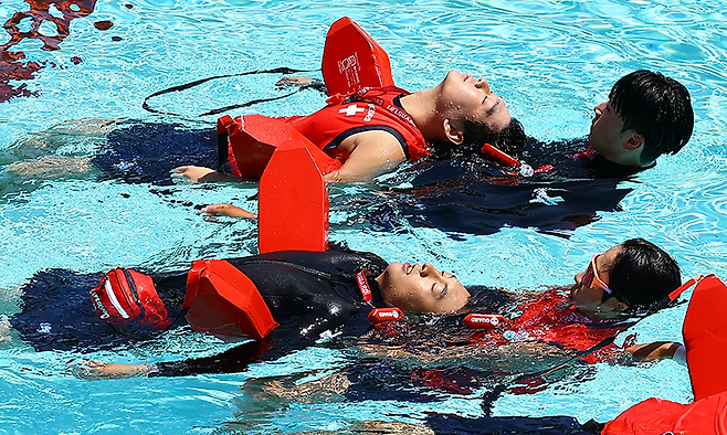 장비를 이용한 구조 훈련. 익수자와 구조요원의 안전을 동시에 확보해야 한다.