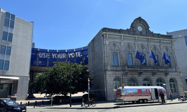 유럽의회 선거 마지막 날인 9일(현지시간) 벨기에 브뤼셀 유럽의회 제2청사에 선거를 알리는 대형 현수막이 붙어있다.