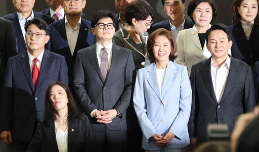 국민의힘 당 대표 후보들이 지난 24일 국회에서 열린 국민의힘 초선의원 공부모임에 참석해 기념촬영을 하고 있다. 왼쪽부터 윤상현∙한동훈∙나경원∙원희룡 후보. 연합뉴스 