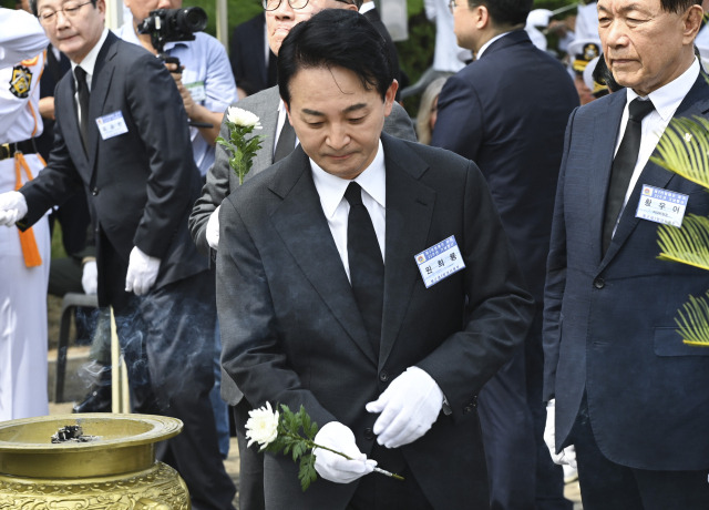 29일 오전 경기도 평택시 해군 제2함대사령부에서 열린 '제2연평해전 승전 22주년 기념식'에서 국민의힘 당권주자인 원희룡 전 국토교통부 장관이 헌화하고 있다. 연합뉴스