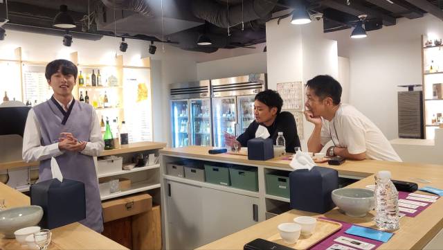 차주용 전통주 소물리에가 외국인을 대상 시음회를 진행하고 있다.