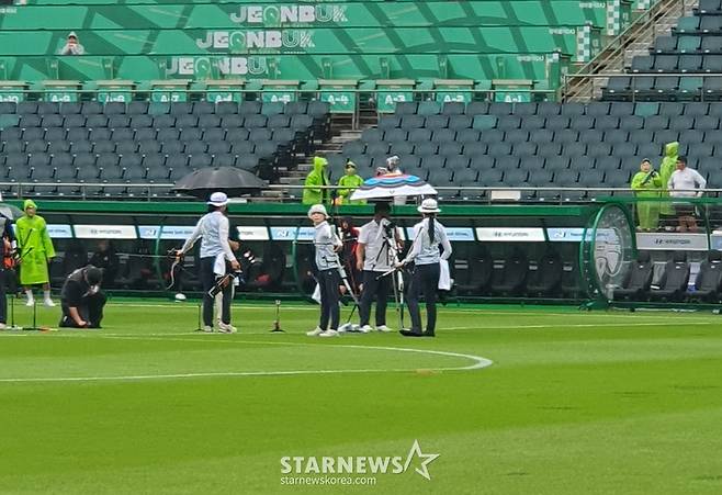 한국 양궁 국가대표 선수단은 29일 오후 전주월드컵경기장에서 소음 적응 훈련 및 남자-여자팀 간 단체전을 진행했다. 사진은 여자 대표팀의 모습. /사진=박재호 기자