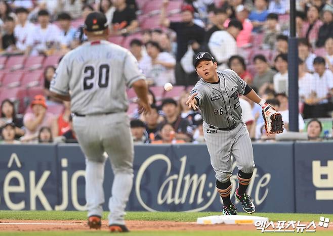 한화 내야수 김태연(오른쪽)은 28일 사직구장에서 열린 '2024 신한 SOL Bank KBO 리그' 롯데와 주말 3연전 첫 경기 7번타자 1루수로 선발 출전했다. 이날 6회말 포구 실책을 저지르며 선두타자 손성빈을 누상에 내보냈다. 엑스포츠뉴스 DB