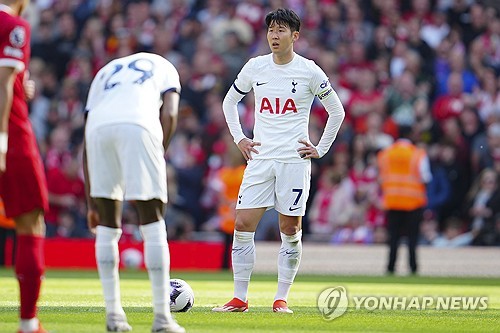 과거 에버턴 회장이었으며 현재 엘리트 클럽에 자문을 제공하는 축구 컨설팅 회사를 운영하고 있는 키스 와이네스는 토트넘이 손흥민에게 급료를 인상한 새로운 2년짜리 계약을 체결할 거라고 주장했다. 와이네스는 가치평가 측면에서 손흥민이 1억 파운드, 우리 돈 1700억원 수준의 가치를 지니고 있다고 평가했다. 이에 따라 토트넘이 손흥민을 2년 더 붙잡아 둘 것으로 예상했다. 연합뉴스