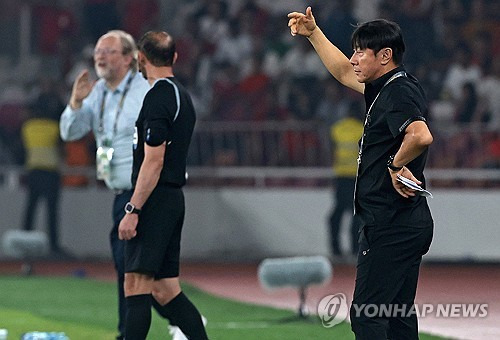 신태용 감독이 인도네시아와 함께 신태용 매직을 이어간다. 에릭 토히르 인도네시아축구협회장은 28일 자신의 SNS를 통해 신태용 감독과 재계약을 맺었다는 소식을 전했고, 이어 인도네시아축구협회도 신태용 감독과 재계약했다고 공식 발표했다. 2019년 인도네시아에 부임한 이후 줄곧 괄목할 만한 성적을 내고 있는 신태용 감독은 이제 인도네시아와 함께 2026 북중미 월드컵 본선행에 도전한다. 사진 연합뉴스