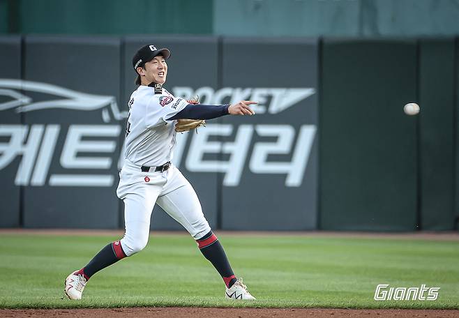 롯데 내야수 최항은 28일 사직구장에서 열린 '2024 신한 SOL Bank KBO 리그' 한화와 주말 3연전 첫 경기에서 7번타자 2루수로 선발 출전했다. 최항은 최근 고승민의 부상 이탈로 공백이 생긴 내야진에 활력을 불어넣고 있다. 롯데 자이언츠