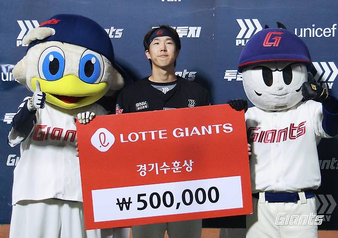 롯데 내야수 최항은 28일 사직구장에서 열린 '2024 신한 SOL Bank KBO 리그' 한화와 주말 3연전 첫 경기에서 7번타자 2루수로 선발 출전했다. 최항은 최근 고승민의 부상 이탈로 공백이 생긴 내야진에 활력을 불어넣고 있다. 롯데 자이언츠