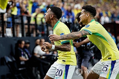 브라질 축구대표팀은 29일 미국 네바다주 라스베이거스에 위치한 얼리전트 스타디움에서 열린 파라과이와의 2024 코파 아메리카 조별리그 D조 2차전에서 골잔치를 벌이며 4 대 1 대승을 거뒀다. 이날 브라질은 비니시우스 주니오르의 멀티골과 사비우의 A매치 데뷔골 그리고 루이스 파케타의 페널티킥 쐐기골에 힘입어 승점 3점을 챙기는데 성공했다. 지난 코스타리카전에서 득점 없이 비기며 체면을 구겼던 브라질은 파라과이전을 대승으로 마무리하면서 명예 회복에 성공했다. 연합뉴스