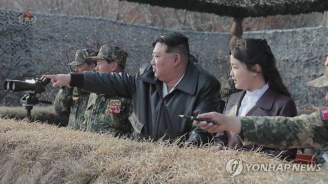 북한 김정은, 딸 주애와 공수부대 훈련 지도 (서울=연합뉴스) 김정은 북한 국무위원장이 지난 15일 항공육전병부대(공수부대)들의 훈련을 지도했다고 조선중앙TV가 16일 보도했다. [조선중앙TV 화면] 2024.3.16 
    [국내에서만 사용가능. 재배포 금지. For Use Only in the Republic of Korea. No Redistribution] nkphoto@yna.co.kr