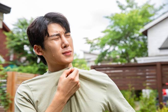 무더운 여름철 자꾸만 지치는 기분이 든다면 특정 영양소 결핍을 해결하는 영양제 복용이 도움이 될 수 있다. [사진=클립아트코리아]