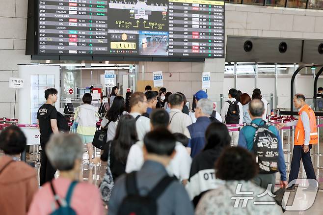 서울 강서구 김포국제공항 국내선 출국장이 여행객들로 붐비고 있다. /뉴스1 ⓒ News1 민경석 기자