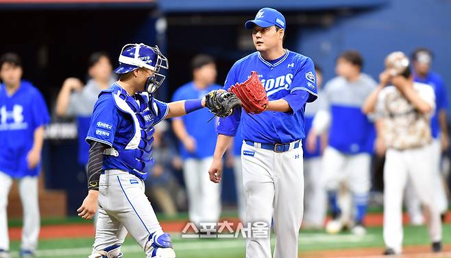 삼성 김태훈이 9일 고척스카이돔에서 열린 2024 KBO리그 키움전에서 경기를 마친 후 하이파이브를 나누고 있다. 사진 | 스포츠서울DB