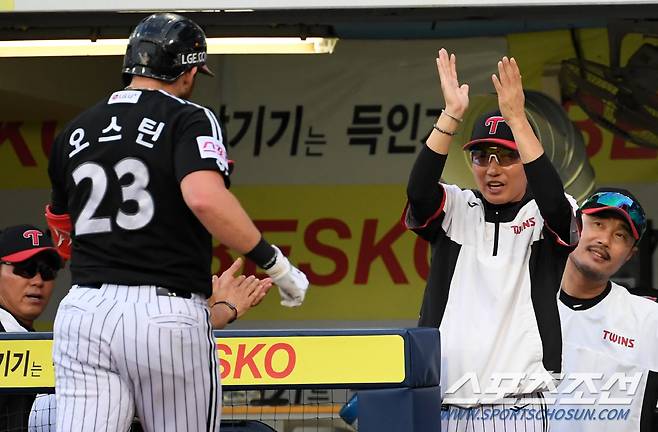 12일 대구 삼성라이온즈파크에서 열린 삼성 라이온즈와 LG 트윈스의 경기. 3회초 2사 LG 오스틴의 솔로포가 터지자 염경엽 감독이 환호하고 있다. 대구=박재만 기자 pjm@sportschosun.com/2024.06.12/