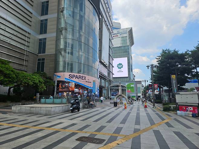 지난 26일 오후 서울 중구 동대문역사문화공원역 인근 대형복합쇼핑몰 앞 거리가 한산한 모습. /방재혁 기자