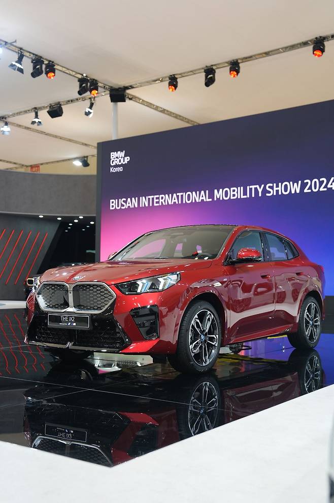 지난 27일 부산 벡스코에서 열린 2024 부산모빌리티쇼에서 공개된 BMW iX2의 모습. /BMW코리아 제공