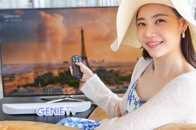 모델이 KT 지니TV에서 AI트래블뷰(리모컨#849번)를 소개하는 모습.ⓒKT