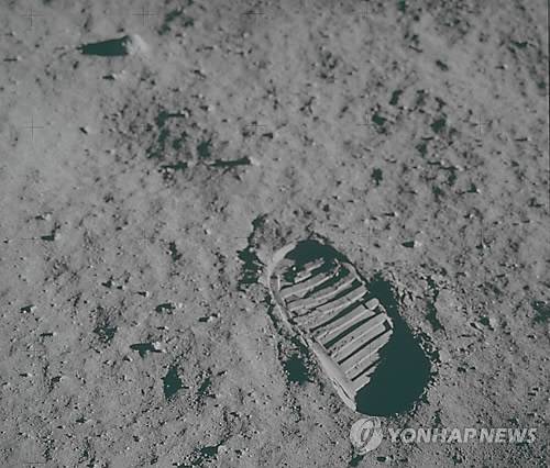 1969년 7월 20일 미국 아폴로 11호가 달에 착륙하고 닐 암스트롱과 함께 월면에 안착한 우주비행사 버즈 올드린의 발자국.



연합뉴스