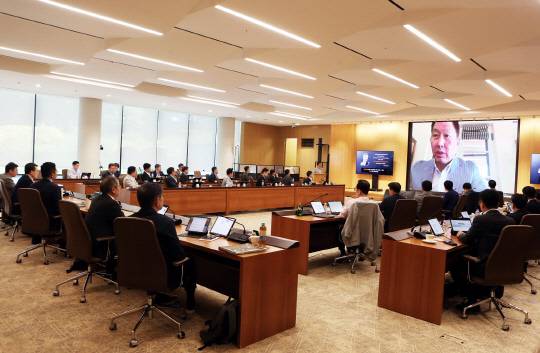 최태원(화상) SK그룹 회장이 지난 28~29일 경기도 이천 SKMS연구소에서 열린 경영전략회의에 화상으로 참석해 오프닝 스피치를 하고 있다. SK그룹 제공