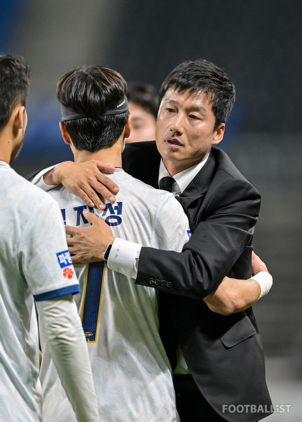 엄지성(왼쪽), 이정효 감독(오른쪽, 광주FC). 서형권 기자