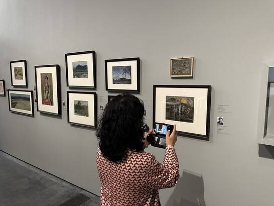 ‘한국의 보물’ 전시장. 이중섭, 박수근의 작품으로 표기된 그림들이 내걸려있다. 마이클 김 사진가 제공