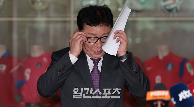 <yonhap photo-2761=""> 제5차 전력강화위원회 결과 브리핑 (서울=연합뉴스) 김인철 기자 = 정해성 축구국가대표 전력강화위원장이 2일 서울 종로구 대한축구협회에서 제5차 전력강화위원회 결과 브리핑에 앞서 안경을 착용하고 있다. 2024.4.2 yatoya@yna.co.kr/2024-04-02 15:43:52/ <저작권자 ⓒ 1980-2024 ㈜연합뉴스. 무단 전재 재배포 금지, AI 학습 및 활용 금지></yonhap>