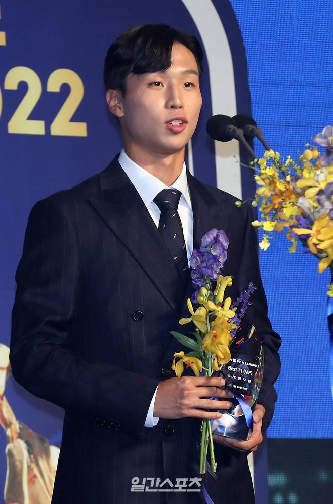 "올 한해 프로축구를 결산하는 '하나원큐 K리그 2022 대상 시상식' 24일 오후 서울 양재동 더케이호텔에서 열렸다. 광주FC 엄지성이 K리그2 미드필더상을 수상하고 수상소감을 말하고 있다. 김민규 기자 mgkim1@edaily.co.kr /2022.10.24/"