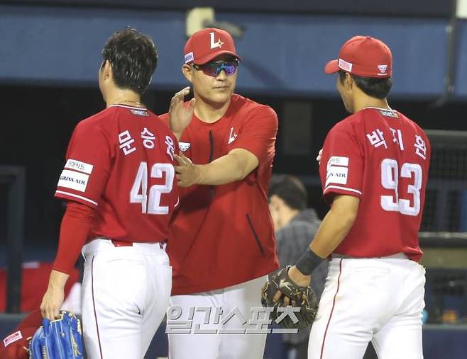 2024 KBO리그 프로야구 두산 베어스와 SSG 랜더스의 경기가 30일 오후 서울 잠실야구장에서 열렸다. 3대 1로 승리한 SSG 이숭용 감독이 문승원과 박지환 등 선수들을 맞이하고 있다. 잠실=김민규 기자/2024.06.30/