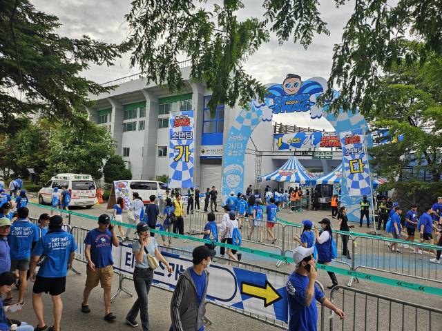 ▲ 전국 순회 대형공연 ‘싸이 흠뻑쇼’가 지난 29일 원주에서 지역 유관기관들의 협조로 안전사고 없이 열렸지만 지역주민을 포용하지 못한 공연 운영으로 원성을 샀다. 강주영