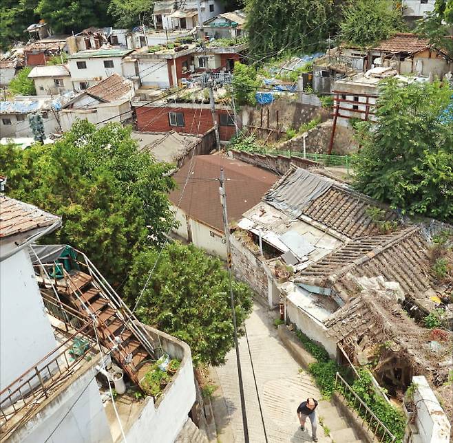 ‘문화재 보호’ 등을 이유로 10여 년간 재개발이 막혔던 서울 종로구 사직2구역이 최근 정비사업에 속도를 내고 있다. 언덕길 옆으로 저층 노후주택, 판자촌이 무질서하게 들어서 있다.  /최혁 기자