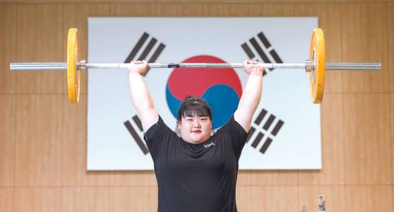 Weightlifter Park Hye-jeong poses for a photo during an interview with the JoongAng Ilbo at the Jincheon National Training Center in Jincheon, North Chungcheong on May 29. [JOONGANG ILBO]