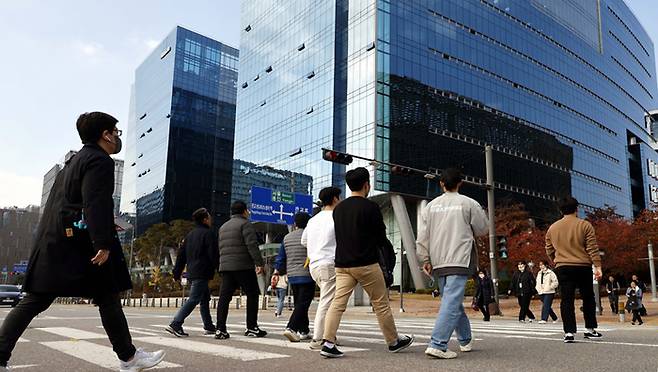 경기도 성남시 분당구 판교동의 판교테크노벨리에 업계 관계자들이 이동하고있다. [매경DB]