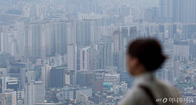 [서울=뉴시스] 김진아 기자 = 서울의 전세가격이 57주째 상승세를 이어가고 있다. 한국부동산원이 최근 발표한 6월 셋째 주 전국 아파트 가격 동향에 따르면 이번 주 전국 전세가격은 0.04% 상승했다. 올해 누적 전세가격 변동률은 서울 2%, 경기 1.54%, 인천 2.89%로 전국 평균 0.67%를 상회했다. 서울은 이번 주 0.17% 올라 57주 연속 상승했다. 사진은  서울 중구 남산에서 바라본 아파트 단지. 2024.06.23 bluesoda@newsis.com /사진=김진아