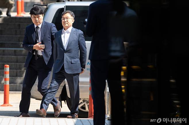 (서울=뉴스1) 유승관 기자 = 지난 대선 직전 윤석열 대통령의 명예를 훼손할 목적으로 허위 인터뷰를 한 혐의를 받는 화천대유 대주주 김만배 씨가 20일 서울 서초구 중앙지방법원에서 열린 구속 전 피의자 심문(영장실질심사)에 출석하고 있다. 2024.6.20/사진=뉴스1