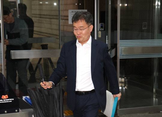 화천대유자산관리 대주주 김만배 씨가 지난 4월 15일 서울 서초구 서울중앙지법에서 열린 재판에 출석하고 있다. 연합뉴스