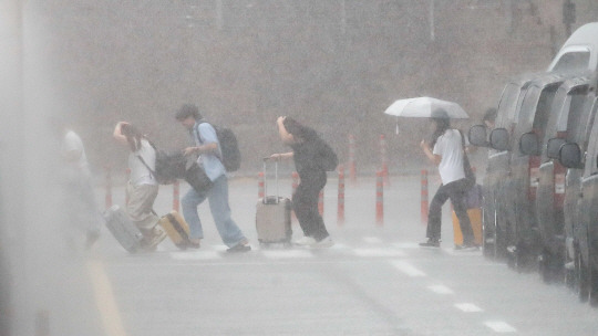 정체전선이 북상하며 호우특보가 내려진 29일 오후 제주국제공항에 굵은 장맛비가 쏟아지고 있다. 뉴시스