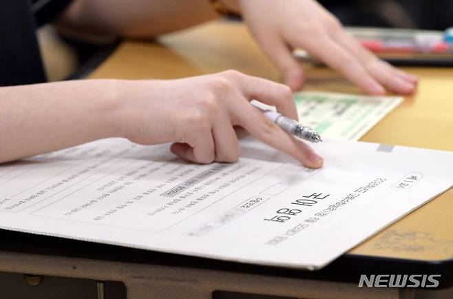 [서울=뉴시스] 사진공동취재단 = 2025학년도 대학수학능력시험 6월 모의평가가 실시된 지난 4일 서울 여의도여자고등학교에서 고등학교 3학년 수험생들이 1교시 국어 영역 시험지를 살펴보고 있다. 2024.06.30. photo@newsis.com