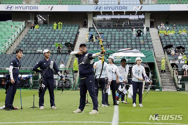 [전주=뉴시스] 최동준 기자 = 파리 올림픽에 출전하는 양궁 대표팀이 29일 전북 전주월드컵경기장에서 K리그1 전북 현대와 FC서울 경기에 앞서 소음 적응 훈련을 하고 있다. 2024.06.29. photocdj@newsis.com