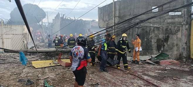 [서울=뉴시스]필리핀 남부 민다나오섬 잠보앙가시의 한 폭죽 창고의 한 폭죽 창고에서 29일(현지시각) 폭발사고가 발생해 최소 5명이 사망하고 38명이 다쳤다. 폭발사고 현장. <사진출처: 페이스북> 2024.06.30