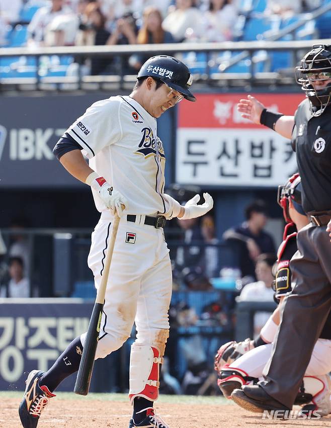 [서울=뉴시스] 김진아 기자 = 프로야구 두산 베어스 내야수 허경민이 허리 미세 통증으로 인해 경기에서 갑작스럽게 빠졌다. 사진은 지난 12일 오후 서울 송파구 잠실야구장에서 열린 2024 KBO리그 KT 위즈와 더블헤더 1차전 7회말 1사 만루에서 KT 문용익의 공에 몸을 맞고 고통스러워하고 있는 허경민. 2024.05.12. bluesoda@newsis.com