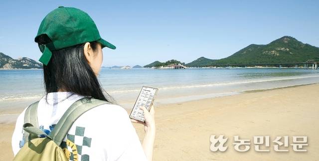 인공지능 챗봇인 챗GPT(지피티)를 활용해 선택한 여행지 전북 군산 고군산군도의 선유도해수욕장. 기자가 챗GPT에서 여행 경로 등을 확인하고 있다.