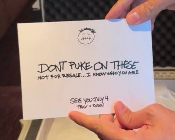 동봉된 초대장에는 이 신발을 받은 사람이 누구인지 알고 있으니 ‘리셀’(되팔기)하지 말라고 주의를 주는 문구도 써 있다. / 출처=윌 마크리스 인스타그램