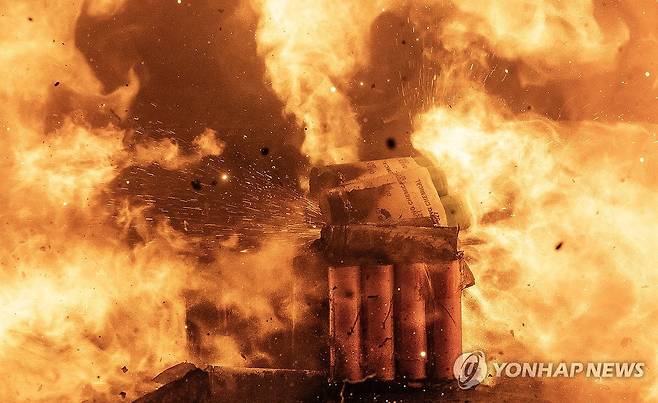 리튬 배터리 '열폭주' (대구=연합뉴스) 윤관식 기자 = 27일 대구 서구 가드케이 대구공장에서 열린 '리튬 배터리 화재 전용 소화 장치 시연'에 앞서 원통형 리튬 배터리에 열폭주 현상을 일으키는 모습. 2024.6.27 psik@yna.co.kr