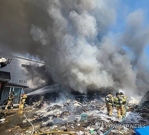 폐기물 화재 진압하는 소방대원 [연합뉴스 자료사진]