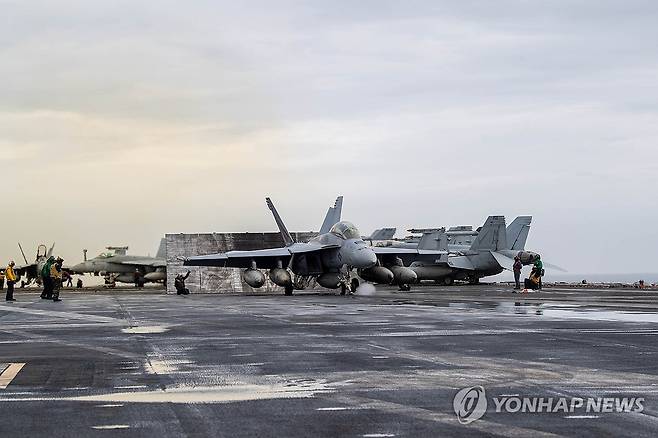 한미일 첫 다영역 연합훈련 '프리덤 에지' (서울=연합뉴스) 28일 제주 남방 공해상에서 열린 한미일 첫 다영역 연합훈련 '프리덤 에지' 슈퍼호넷 모습.
    프리덤 에지는 해상, 수중, 공중, 사이버 등 다영역에서 실시되는 정례 훈련이다. 한미연합훈련인 '프리덤 실드'와 미일연합훈련인 '킨 에지'를 합성해 만든 명칭이다. 2024.6.28 [미 해군 시어도어 루스벨트함 제공] photo@yna.co.kr