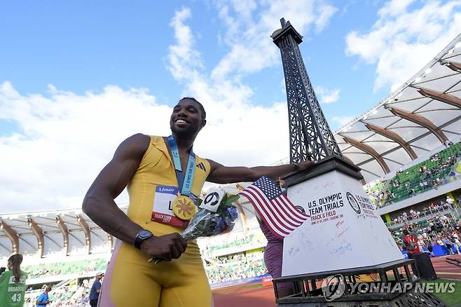 노아 라일스, 200ｍ 대표 선발전도 1위 (유진 AP=연합뉴스) 노아 라일스가 30일(한국시간) 미국 오리건주 유진 헤이워드필드에서 열린 2024 파리 올림픽 미국 육상 대표 선발전 남자 200ｍ 결선에서 우승한 뒤 기념 촬영하고 있다.